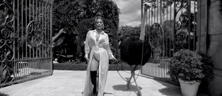 Jennifer Lopez: Μας δείχνει τους διάσημους γλουτούς της σε μία άκρως προκλητική φωτογράφιση (pics&vids)