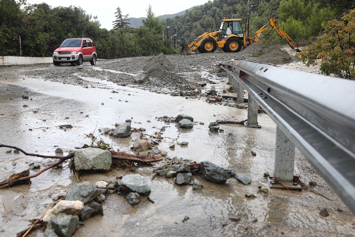 Κακοκαιρία Πηνελόπη: Πλήττει τη δυτική Ελλάδα – Αποκομμένα χωριά, κατολισθήσεις και καταστροφές (pics&vids)
