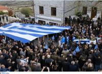 Τεταμένο το κλίμα στην Αλβανία – “Ανεπιθύμητοι” 52 Ελληνες που πήγαν στην κηδεία του Κατσίφα