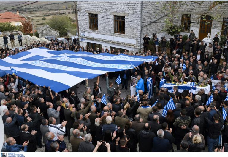 Κηδεία Κατσίφα: Πλημμύρισαν με ελληνικές σημαίες οι Βουλιαράτες στο τελευταίο αντίο του 35χρονου (pics&vids)