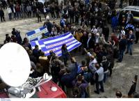 Βουλιαράτες: Πλήθος κόσμου στην κηδεία του Κατσίφα – Γέμισε το χωριό ελληνικές σημαίες (pics)