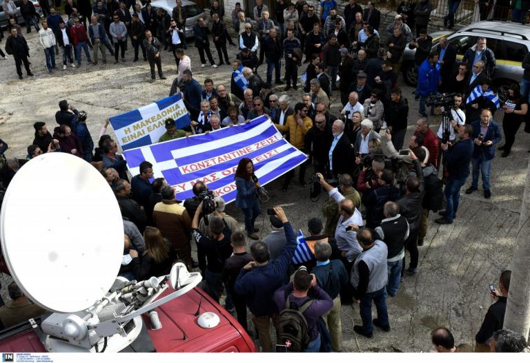 Βουλιαράτες: Πλήθος κόσμου στην κηδεία του Κατσίφα – Γέμισε το χωριό ελληνικές σημαίες (pics)