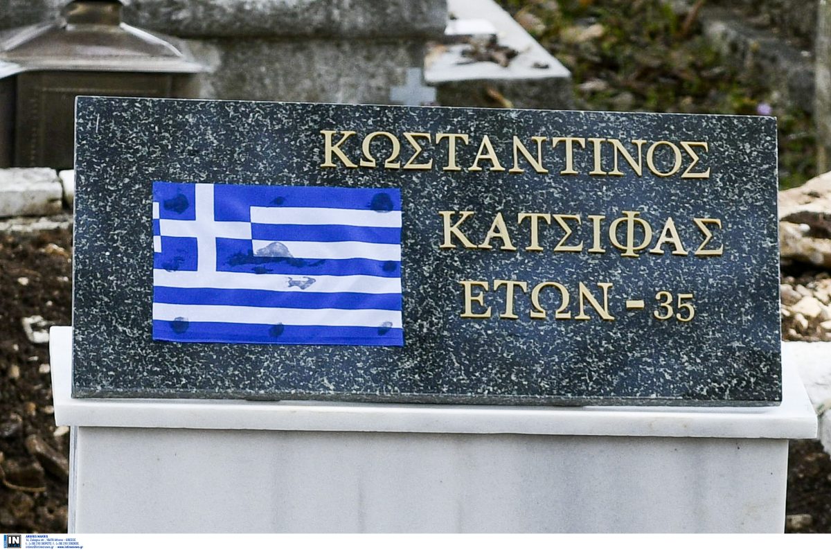 Κωνσταντίνος Κατσίφας: Το τελευταίο αντίο του πατέρα πάνω από το μνήμα – “Καλό ταξίδι παλικάρι μου” (vid)