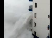 Viral: Γιγάντιο κύμα «καταπίνει» πολυκατοικία στην Τενερίφη – Γκρέμισε μπαλκόνι! (vids)