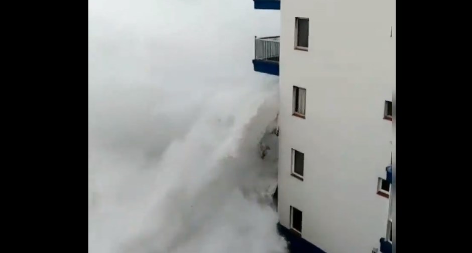 Viral: Γιγάντιο κύμα «καταπίνει» πολυκατοικία στην Τενερίφη – Γκρέμισε μπαλκόνι! (vids)