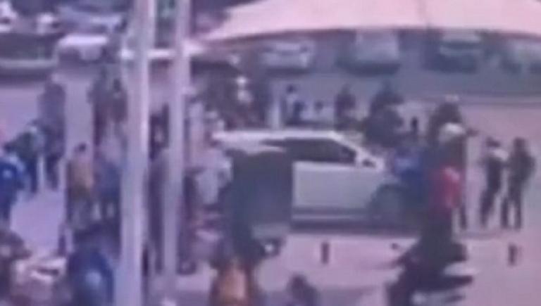 Τροχαίο δυστύχημα στην Κίνα: Βίντεο – σοκ από τη στιγμή που αυτοκίνητο παρασύρει παιδιά έξω από δημοτικό σχολείο