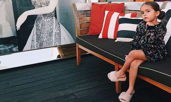 Αυτό είναι το μικρό μοντέλο που από τα post του κερδίζει από 150 μέχρι 5.000 δολάρια (pics)