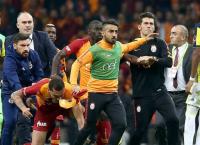 Γαλατασαράι – Φενέρμπαχτσε: Παίκτες πιάστηκαν στα χέρια (vid)
