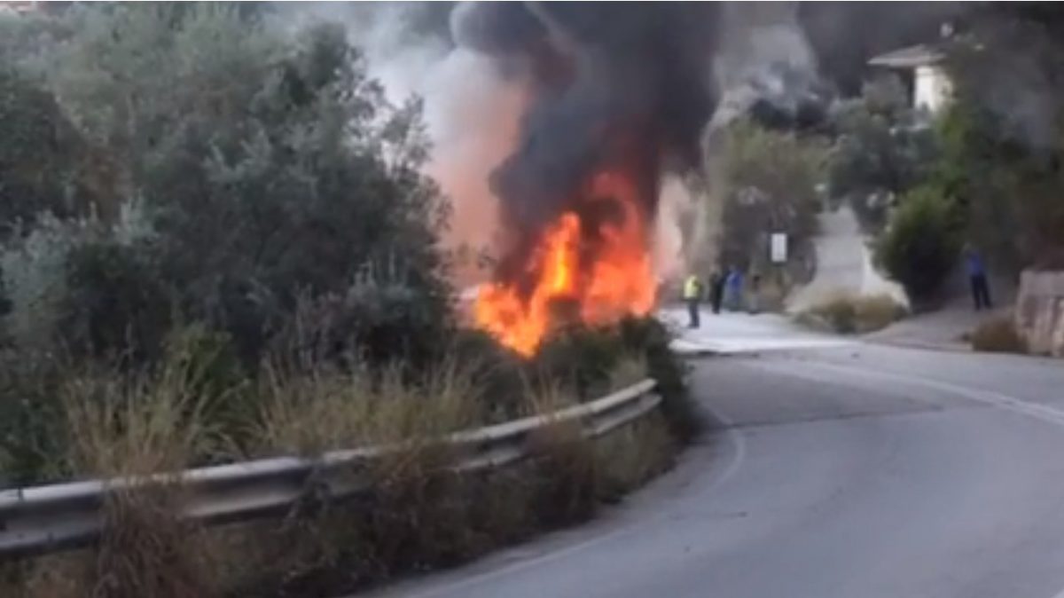 Φωτιά σε λεωφορείο του ΚΤΕΛ: Πήρε φωτιά εν κινήσει, στη Λευκάδα (vids)