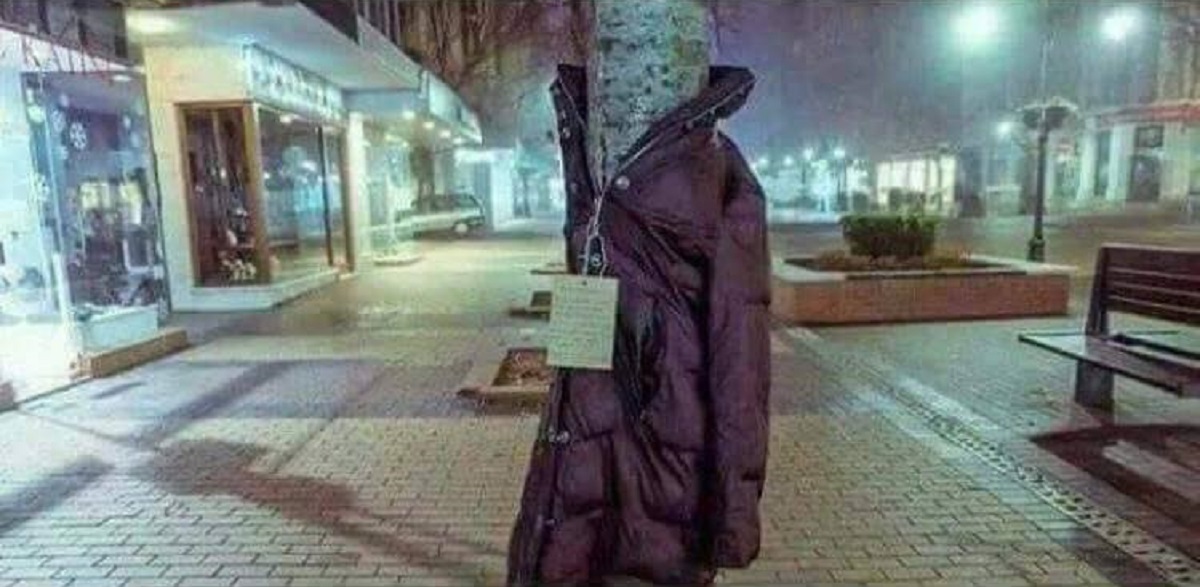 Στη Λάρισα ντύνουν τα δέντρα με μπουφάν (pics)