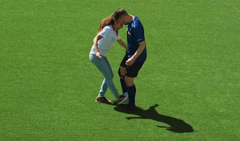 Λίζα Ζιμούς: Η γυναίκα που μπορεί να… ξεφτιλίσει επαγγελματίες ποδοσφαιριστές (vids)