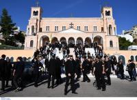 Γιάννης Μακρής κηδεία: Υποβασταζόμενη η Βικτώρια Καρύδα στην εκκλησία (pics)