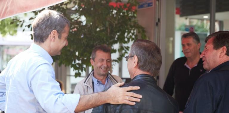 Κυριάκος Μητσοτάκης: Η “βόλτα” και τα απρόοπτα στη γειτονιά του Μοσχάτου (pics)