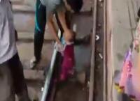 Viral: Τρένο πέρασε πάνω από μωρό, το οποίο βγήκε χωρίς… γρατζουνιά (vid)