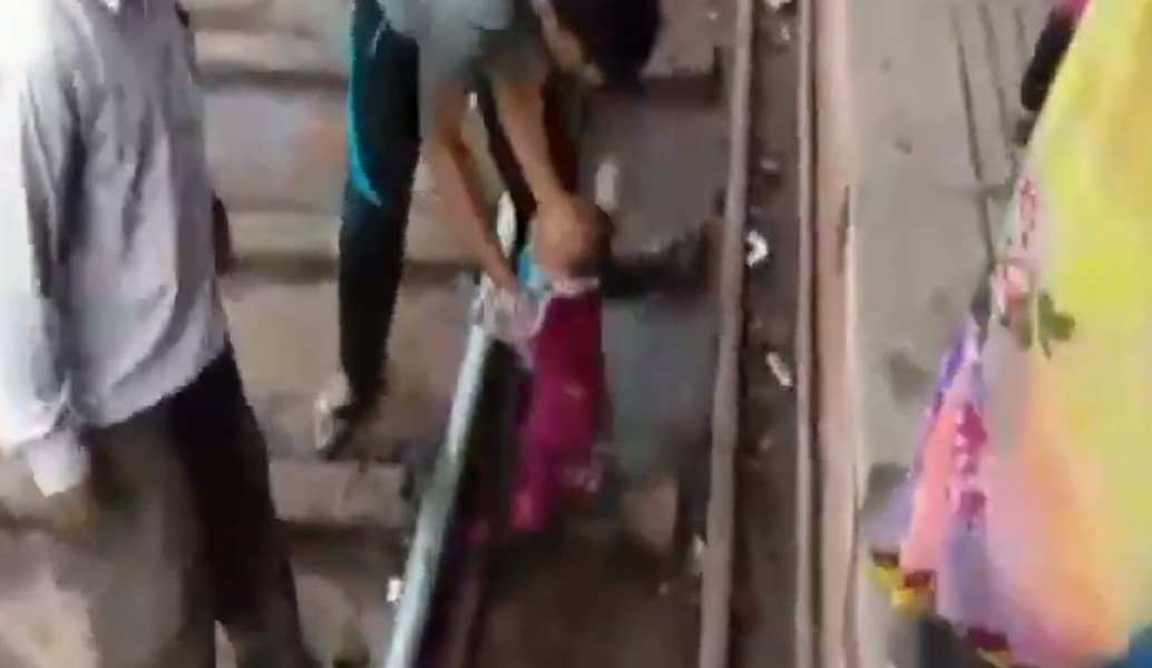 Viral: Τρένο πέρασε πάνω από μωρό, το οποίο βγήκε χωρίς… γρατζουνιά (vid)