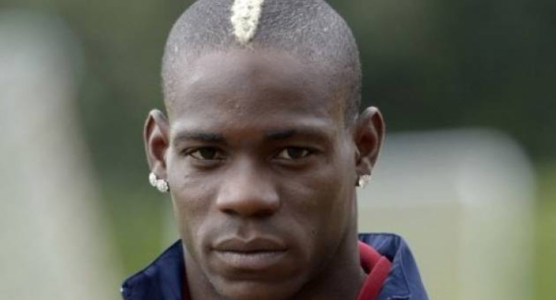 “Ξέφυγε” ο Μπαλοτέλι: Ρίχνει γροθιές σε κορμό δέντρου (vid)