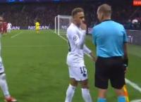 Ο Νεϊμάρ έκανε προσποίηση και στον βοηθό! (vid)