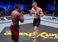 Νοκ άουτ MMA: Η αγκωνιά που τελείωσε τον αγώνα σε 70 δευτερόλεπτα (vids)