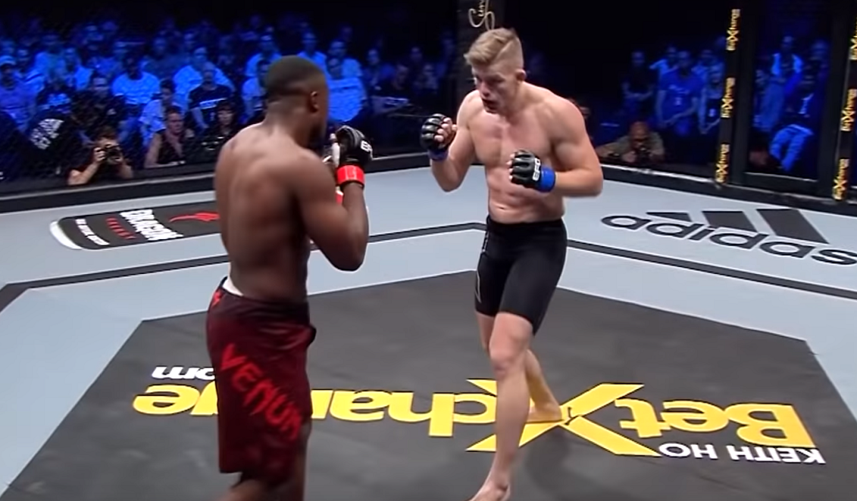 Νοκ άουτ MMA: Η αγκωνιά που τελείωσε τον αγώνα σε 70 δευτερόλεπτα (vids)