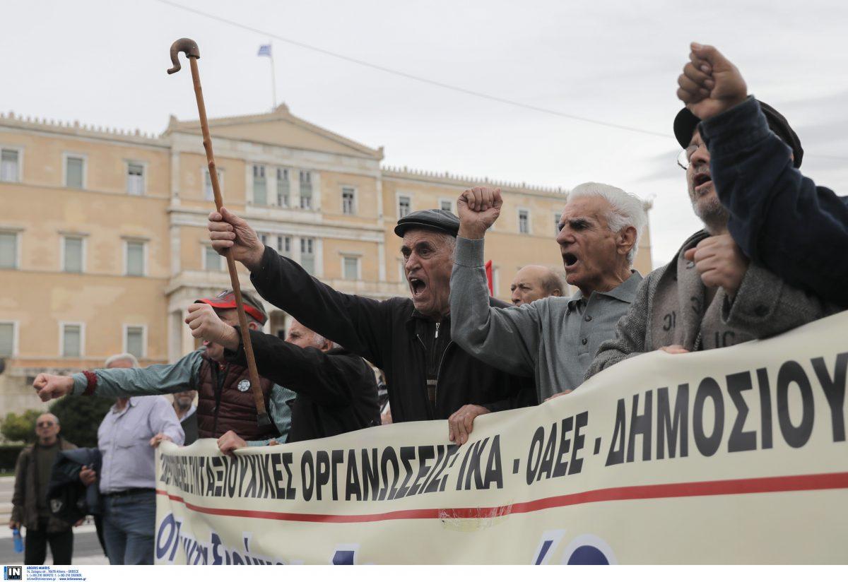 Συνταξιούχοι πορεία: Ολοκληρώθηκε η διαμαρτυρία τους προς τη Βουλή – Τα αιτήματά τους (pics)
