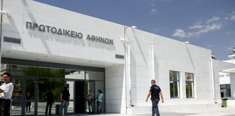 Αντιεξουσιαστές επιτέθηκαν σε αστυνομικούς στο Πρωτοδικείο Αθηνών