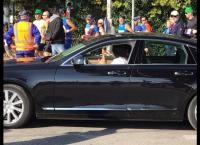 Καταγγελία: Ο Ψινάκης σταμάτησε τον Μαραθώνιο για να περάσει καπνίζοντας με τη λιμουζίνα του (pics)