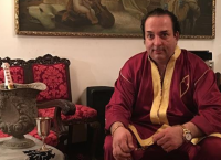 Ριχάρδος: Οι παντόφλες του που έγιναν… viral και η χλιδή που “διαφήμιζε” μέσω facebook