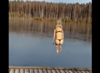 Viral: Ημίγυμνη κάνει βουτιά σε παγωμένη λίμνη και σπάει τον αστράγαλό της (vid)