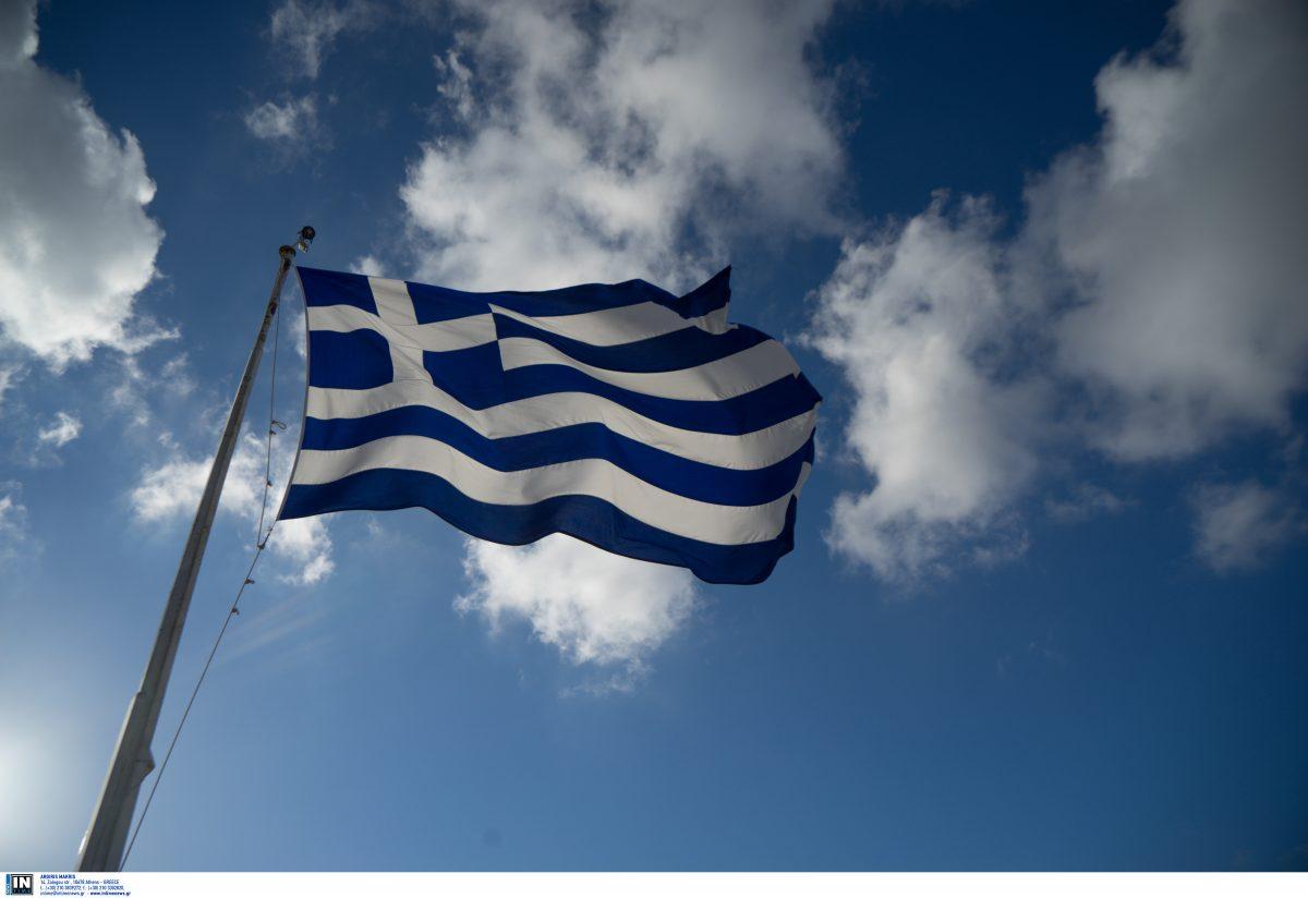 Κατέβασμα σημαίας Κρήτη: Μπάχαλο για το ποιος την κατέβασε (vid)