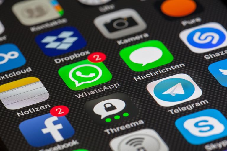 Social media: Πόσο χρόνο πρέπει να αφιερώνετε – Τι αποκαλύπτει έρευνα