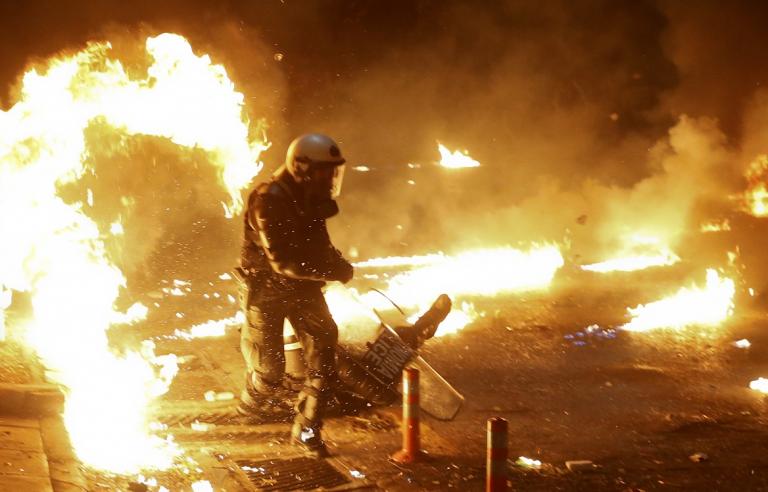 Θεσσαλονίκη τώρα: Φωτιές και οδοφράγματα έξω από την Πολυτεχνική Σχολή του ΑΠΘ (pics&vids)