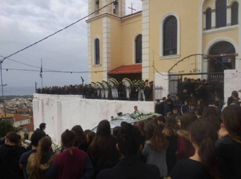Τροχαίο Μεσσηνία: Ράγισαν καρδιές στην κηδεία του 15χρονου Νίκου