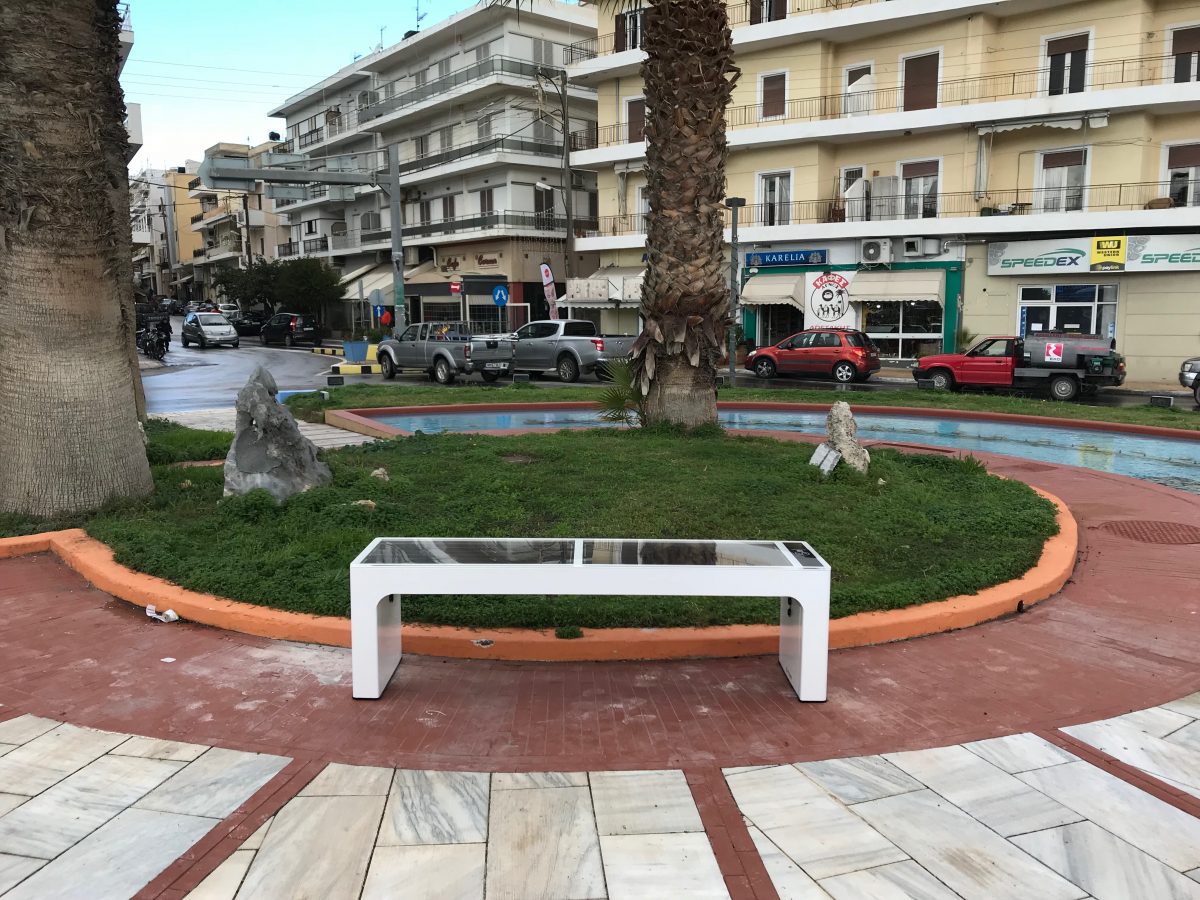 Έξυπνα παγκάκια: Πρωτοπορία από Δήμους της Κρήτης