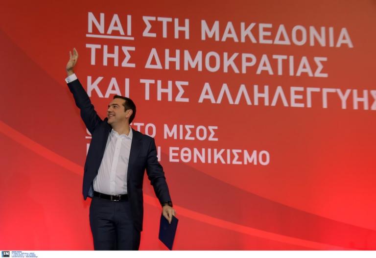 Ομιλία Τσίπρα στη Θεσσαλονίκη: Τραγουδούσε το “Μακεδονία ξακουστή” και τον πήραν σηκωτό (vid)