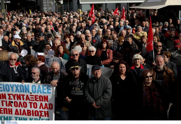 Πορεία συνταξιούχων στο κέντρο της Αθήνας – Ζητούν κατάργηση του νόμου Κατρούγκαλου (pics)