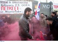 Διαμαρτυρία στο υπουργείο Παιδείας: Εκπαιδευτικοί προσπάθησαν να μπουν στο χώρο (pics)