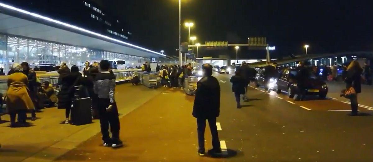 Συναγερμός στο Άμστερνταμ: Απειλή για βόμβα στο αεροδρόμιο Σίπχολ – Συνελήφθη ο ύποπτος (vid)