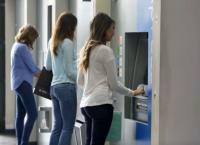 Προσοχή: Έτσι μπορείς να την πατήσεις και να σου κλέψουν χρήματα από το λογαριασμό σου όταν είσαι στο ΑΤΜ