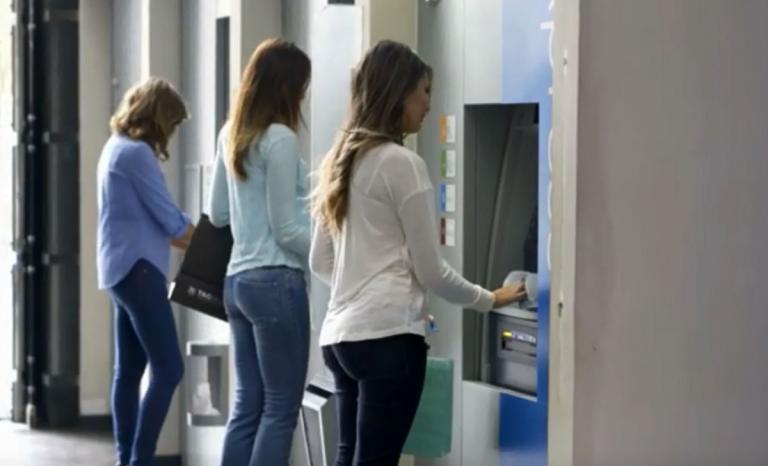 Προσοχή: Έτσι μπορείς να την πατήσεις και να σου κλέψουν χρήματα από το λογαριασμό σου όταν είσαι στο ΑΤΜ