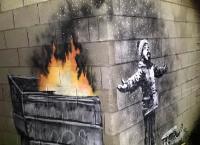 Ο Banksy επέστρεψε με ένα γκράφιτι που κρύβει πολιτικό μήνυμα (pic&vid)