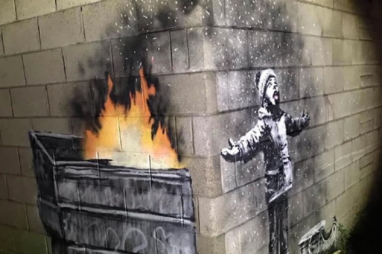 Ο Banksy επέστρεψε με ένα γκράφιτι που κρύβει πολιτικό μήνυμα (pic&vid)