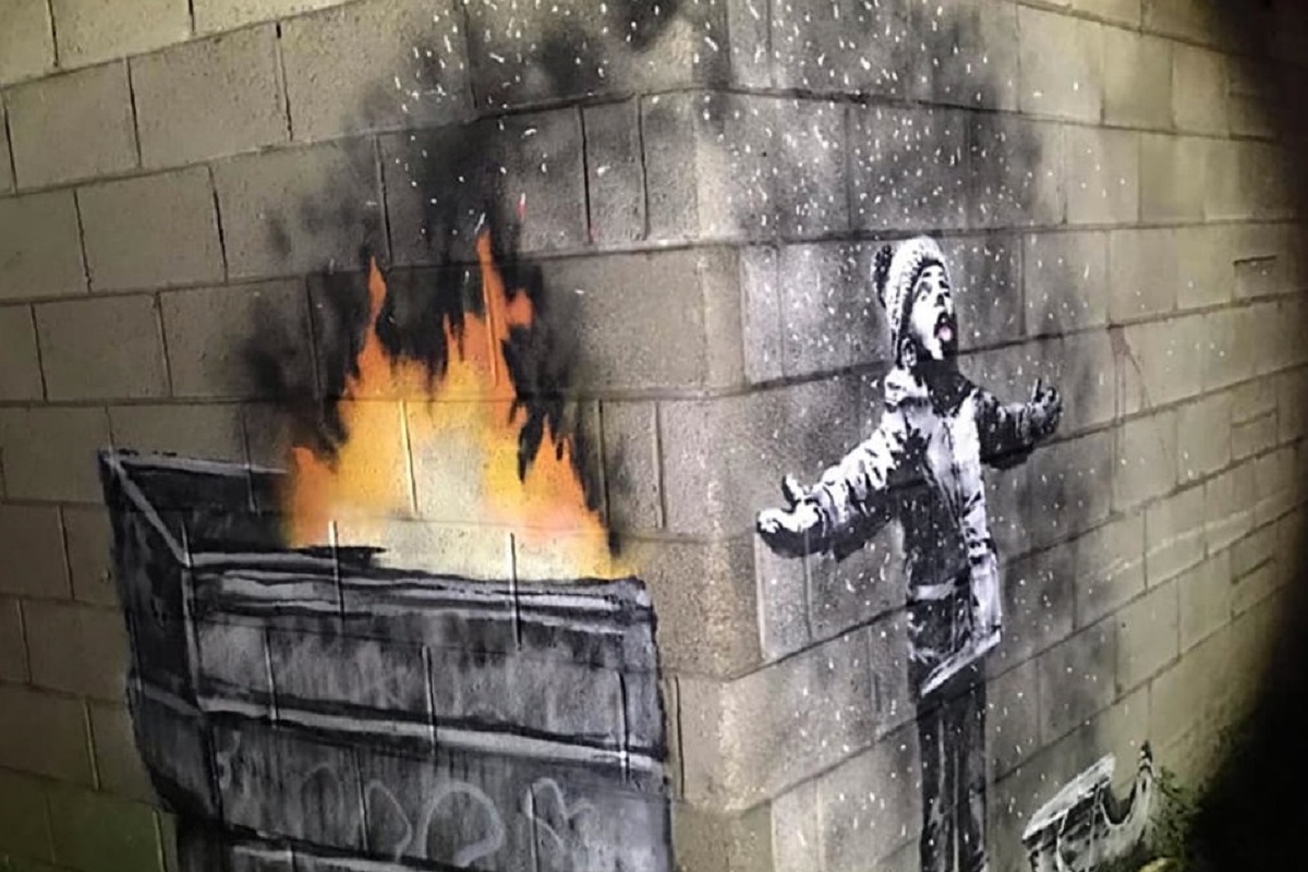Ο Banksy επέστρεψε με ένα γκράφιτι που κρύβει πολιτικό μήνυμα (pic&vid)