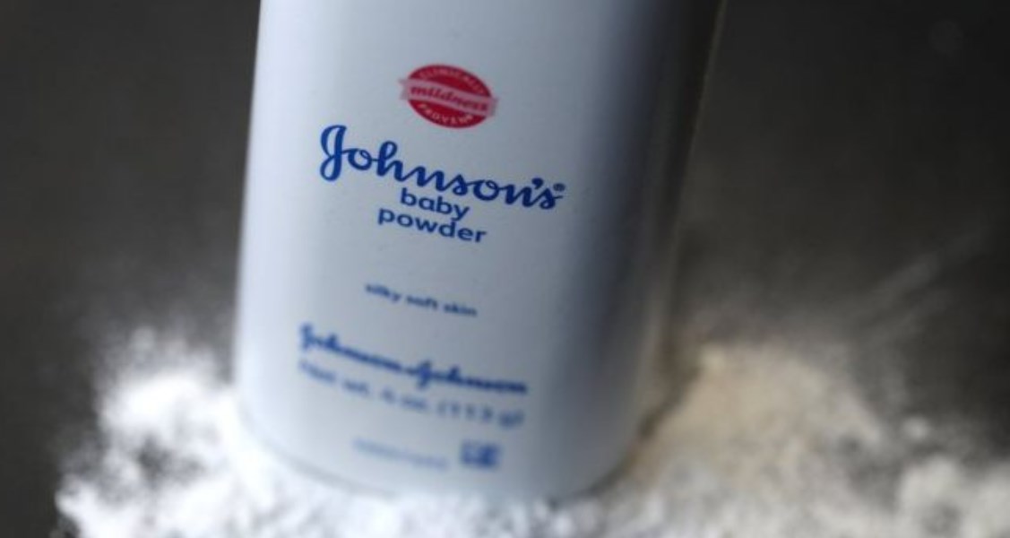 Reuters: “Καρκινογόνο το ταλκ για μωρά της Johnson & Johnson! Το γνώριζαν εδώ και… 47 χρόνια”