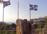 Αλβανοί εθνικιστές βανδαλισμοί: Κατέστρεψαν μνημείο ήρωα και κατέβασαν την ελληνική σημαία (pics)