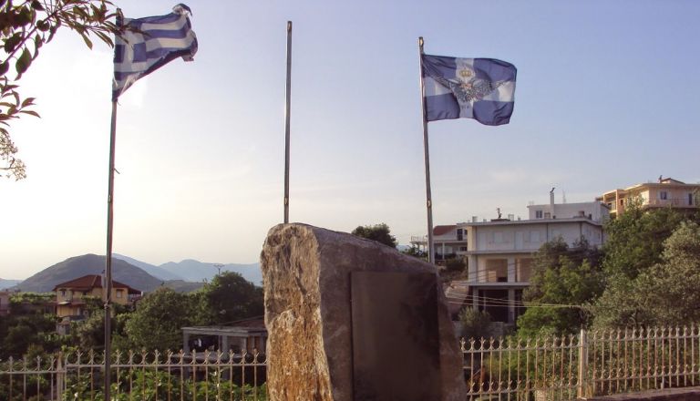 Αλβανοί εθνικιστές βανδαλισμοί: Κατέστρεψαν μνημείο ήρωα και κατέβασαν την ελληνική σημαία (pics)