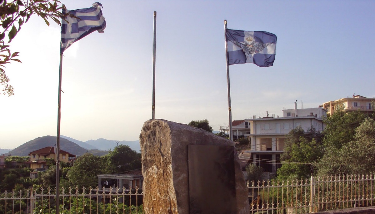 Αλβανοί εθνικιστές βανδαλισμοί: Κατέστρεψαν μνημείο ήρωα και κατέβασαν την ελληνική σημαία (pics)