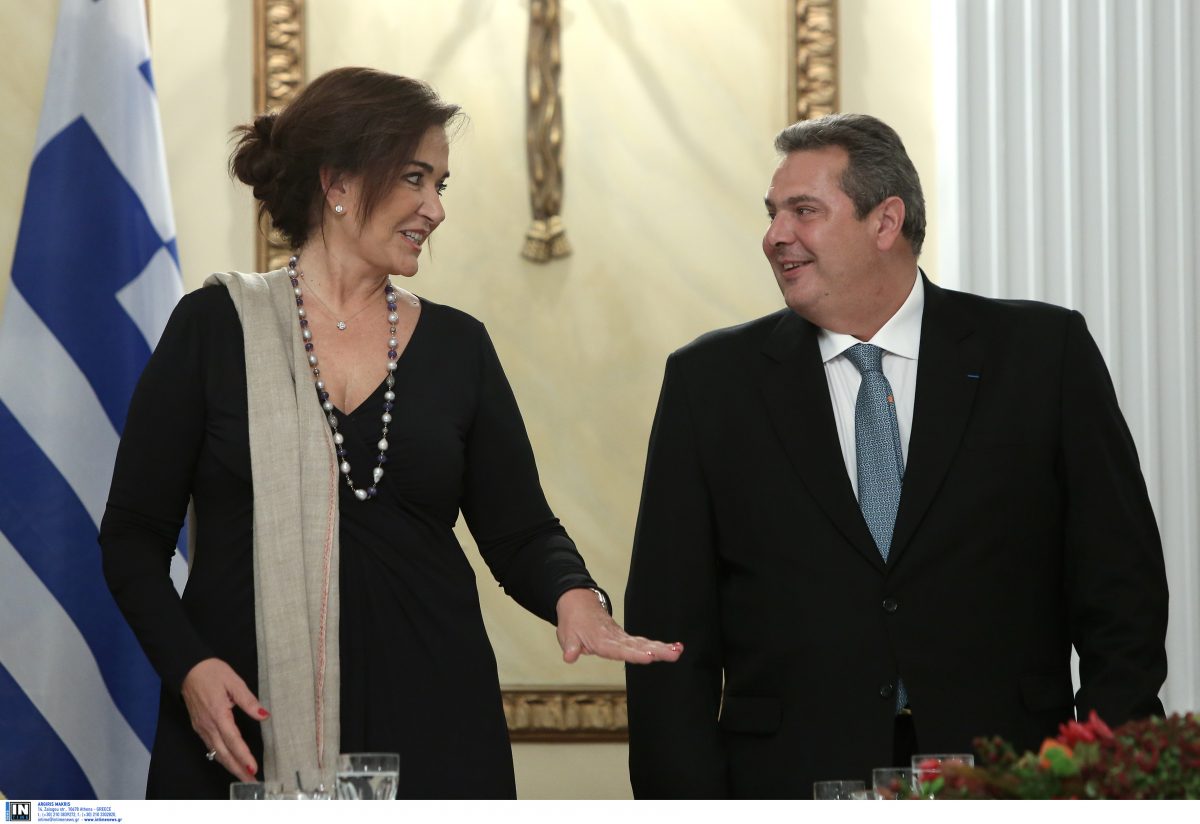 Μπακογιάννη για Καμμένο: “Είναι κότα τρίλειρη και μακροπουπουλάτη”