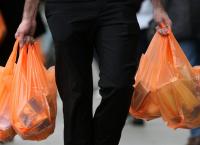 Πλαστικές σακούλες Βρετανία: Η κυβέρνηση επιδιώκει να διπλασιάσει το περιβαλλοντικό τέλος