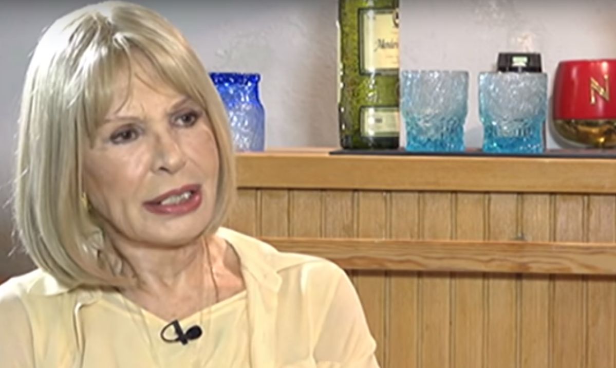 Ρίκα Διαλυνά: Η εντυπωσιακή της εμφάνιση με μίνι στα 87 της χρόνια (pic)