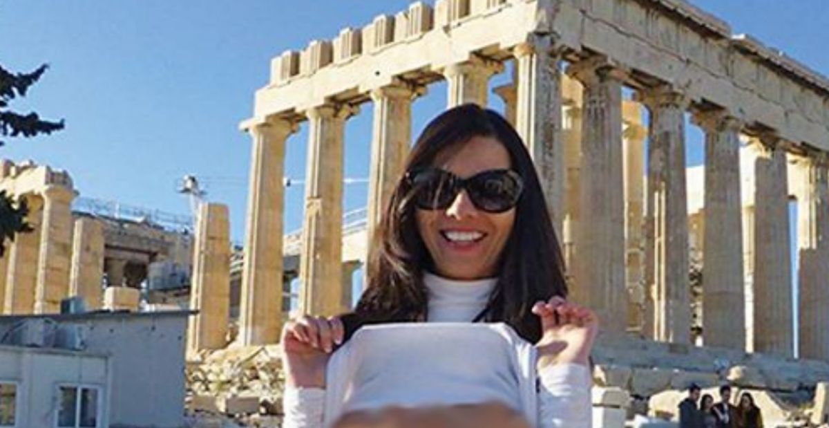 Πορνοστάρ στον Παρθενώνα: Προκλητική φωτογράφηση φέρνει το πάνω κάτω στο διαδίκτυο